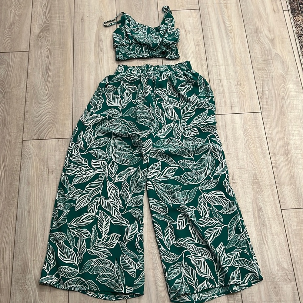 Two piece crop top and pant set. Like new. Adjustable straps. Elastic waist.